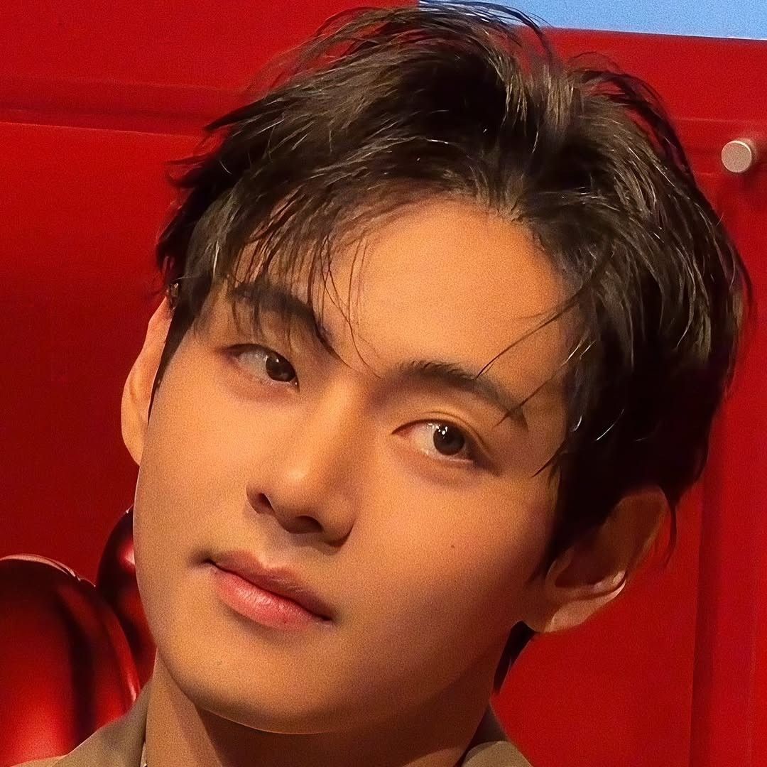 V (防彈少年團)的最新照片