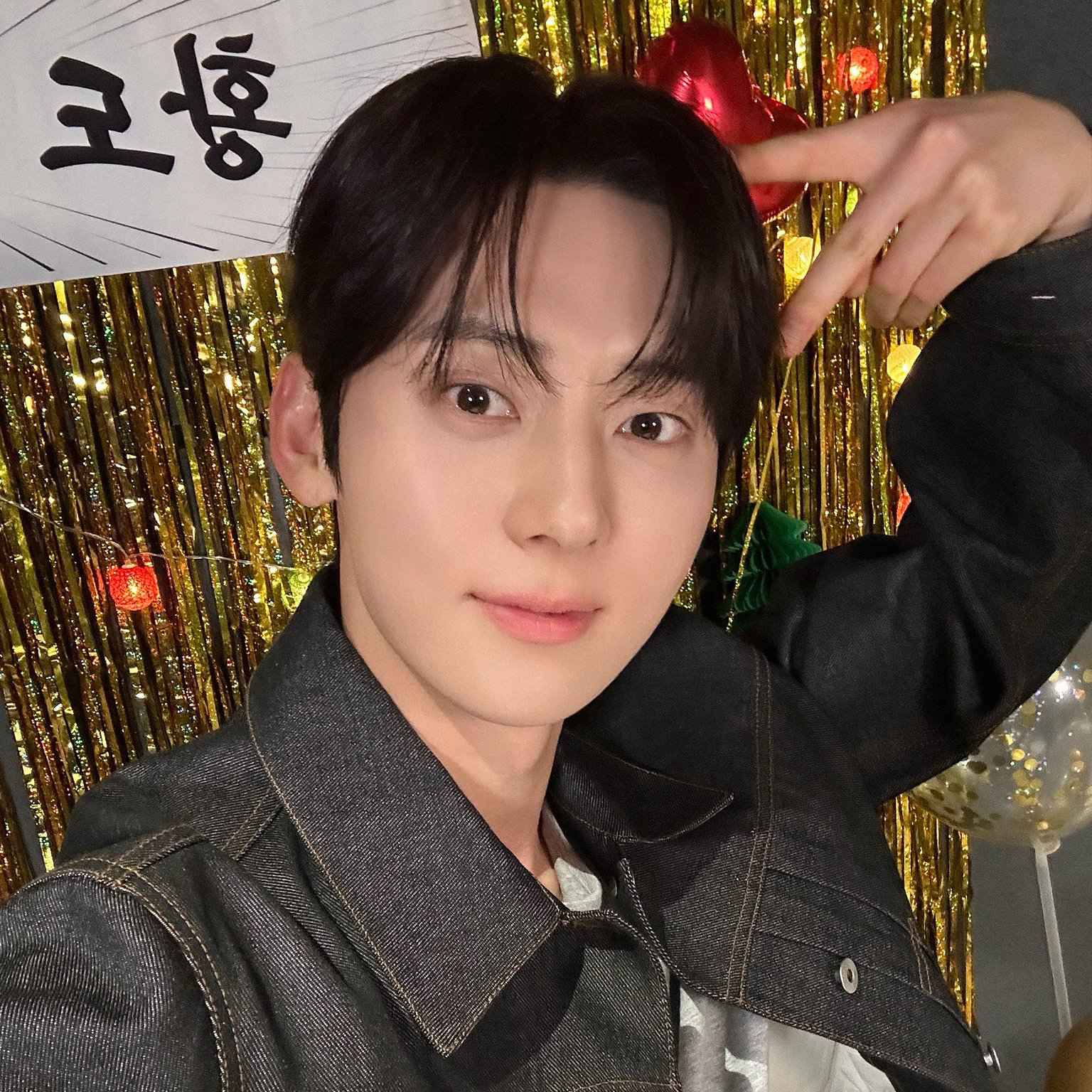 A moment captured by Hwang Minhyun's fan