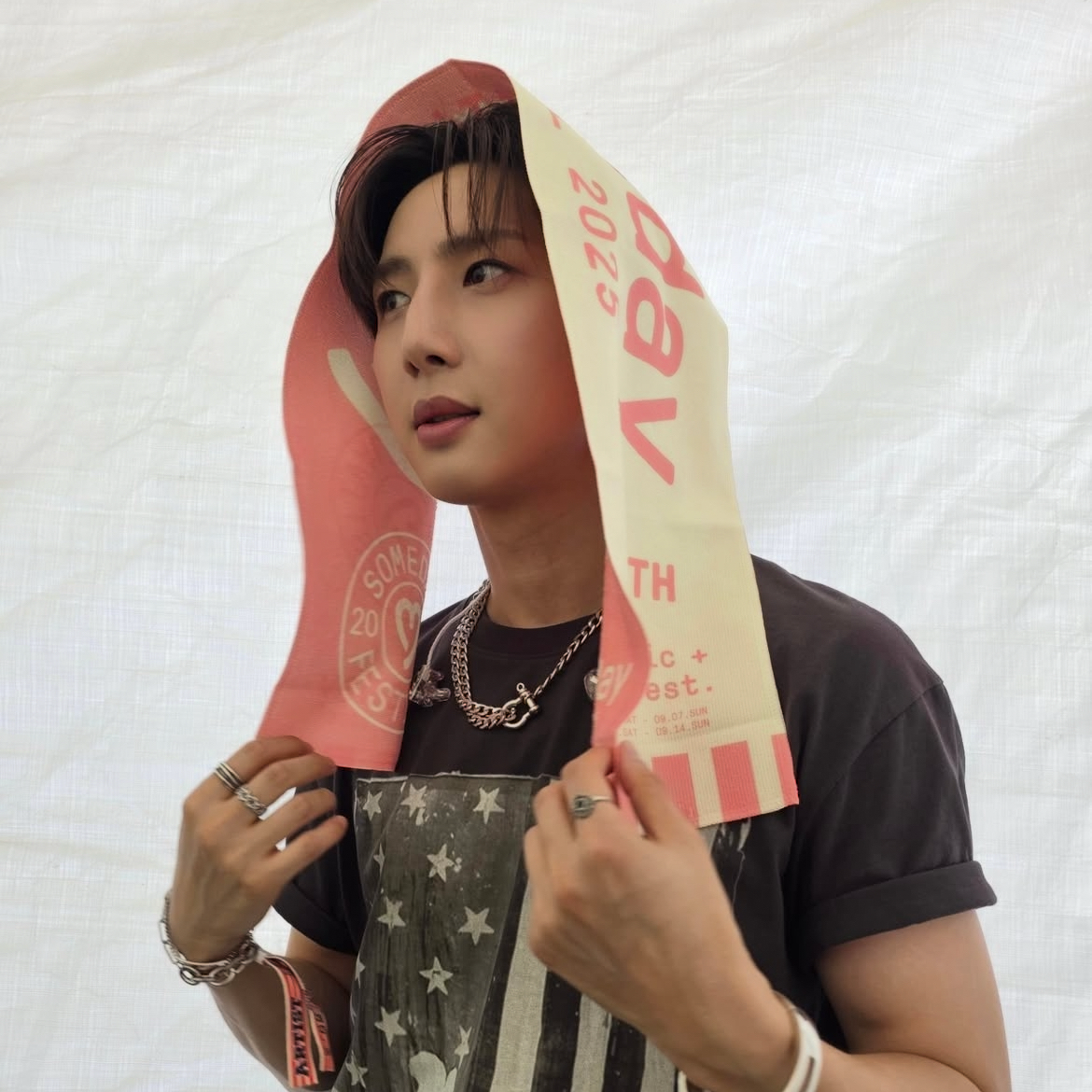 A moment captured by Hui (PENTAGON)'s fan