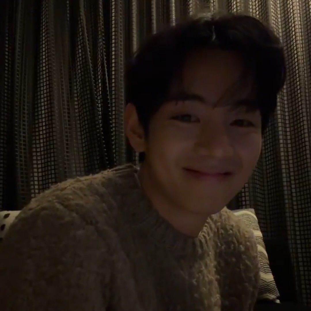 Foto aktivitas terbaru V (BTS)