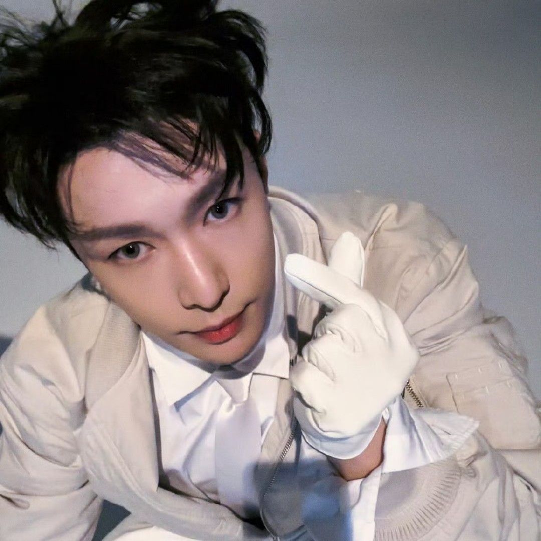 Recent activity shot of Lay (EXO)