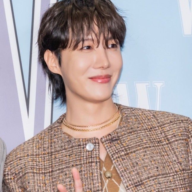 Foto aktivitas terbaru j-hope (BTS)