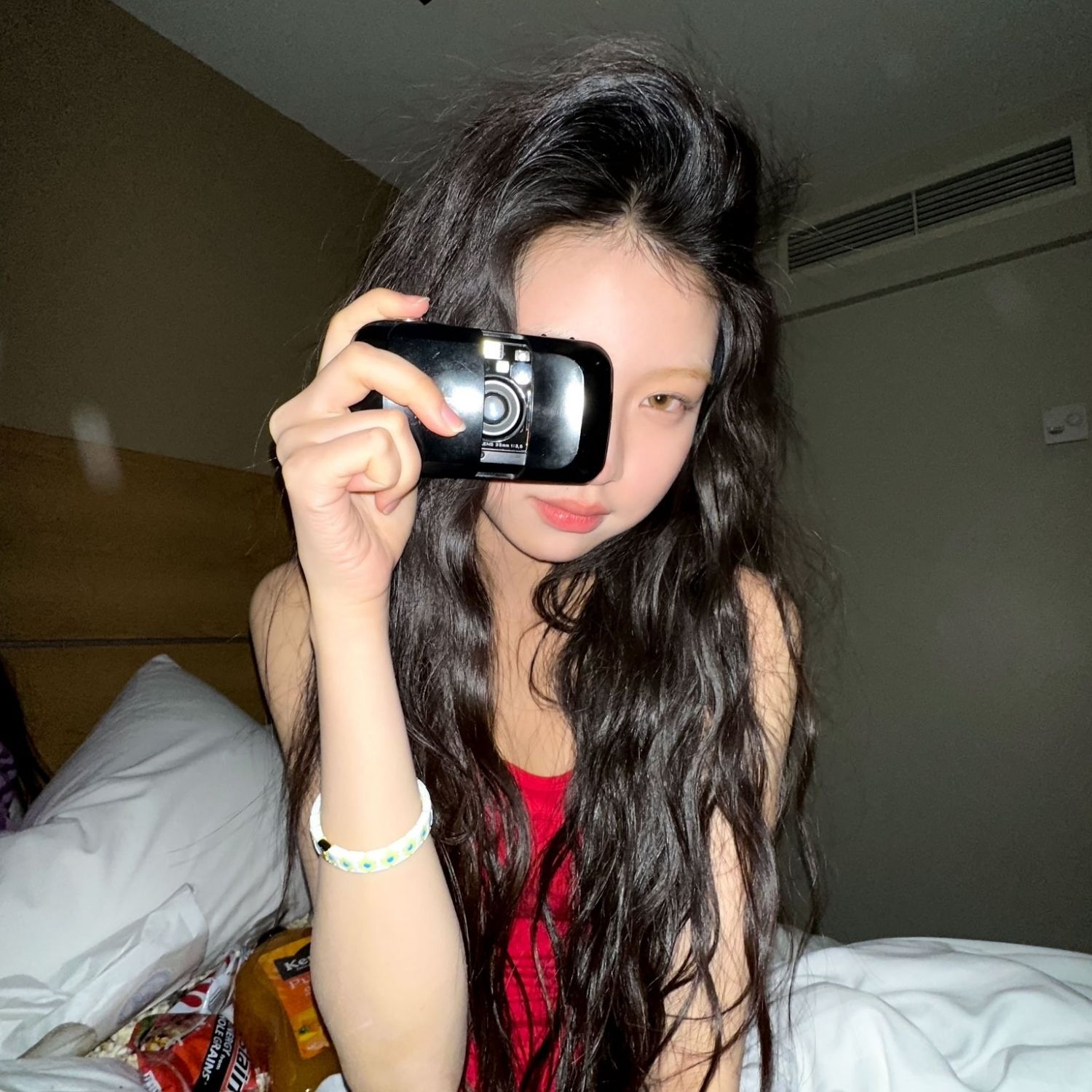 A moment captured by KiiiKiii's fan