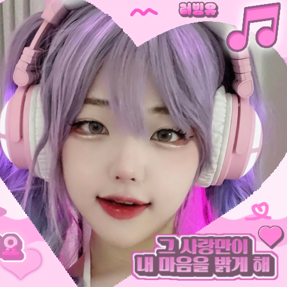 Recent activity shot of Hina (QWER)