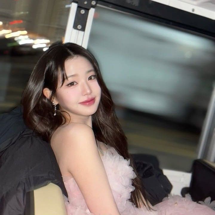 Foto aktivitas terbaru Jang Wonyoung (IVE)