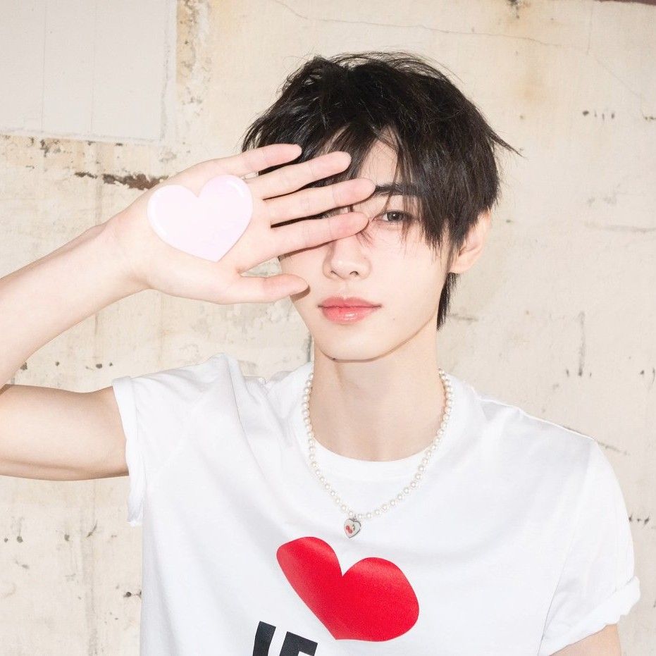 Behind-the-scenes cut of Sunghoon (ENHYPEN)