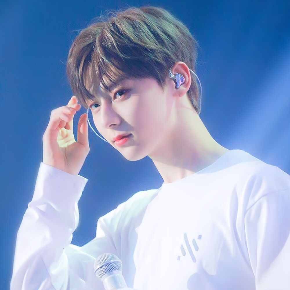 황민현 최근 활동샷