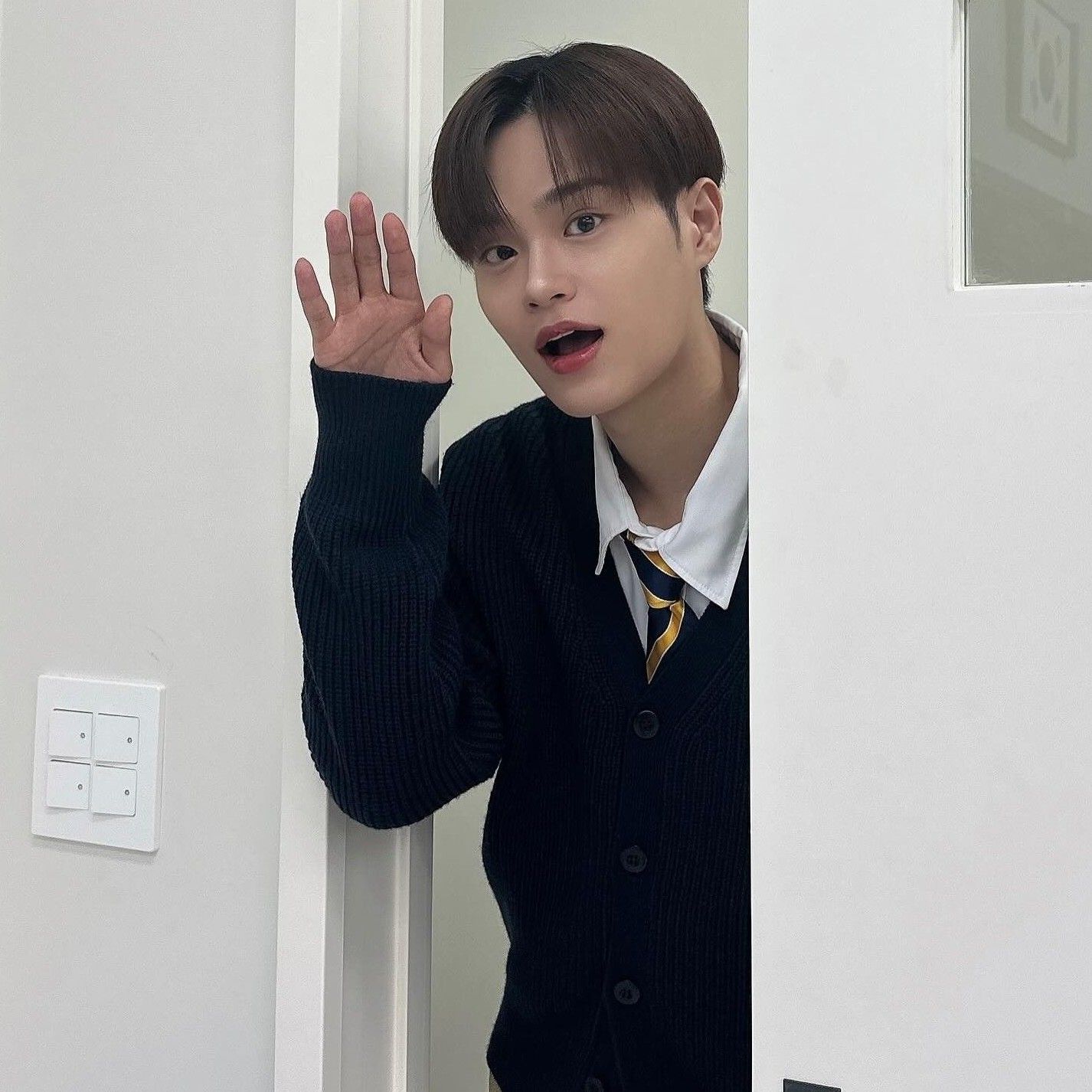A moment captured by Lee Daehwi (AB6IX)'s fan