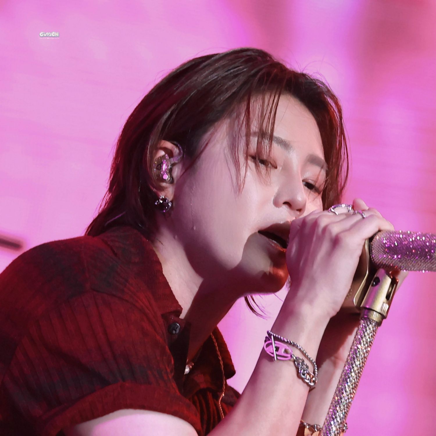 A moment captured by Ha Sungwoon's fan