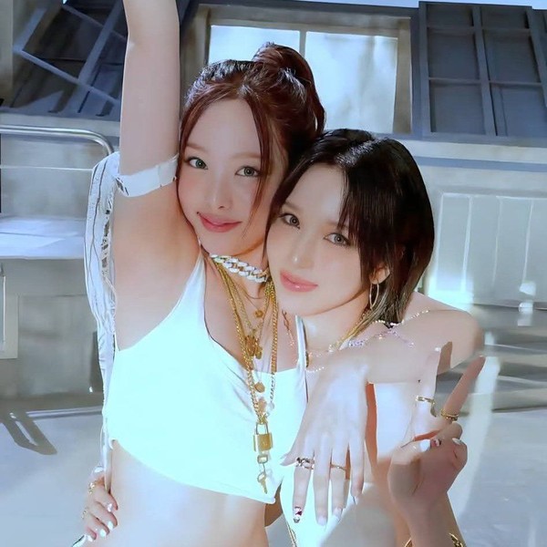 오늘 최애돌에서 빛나는 TWICE의 대표 사진