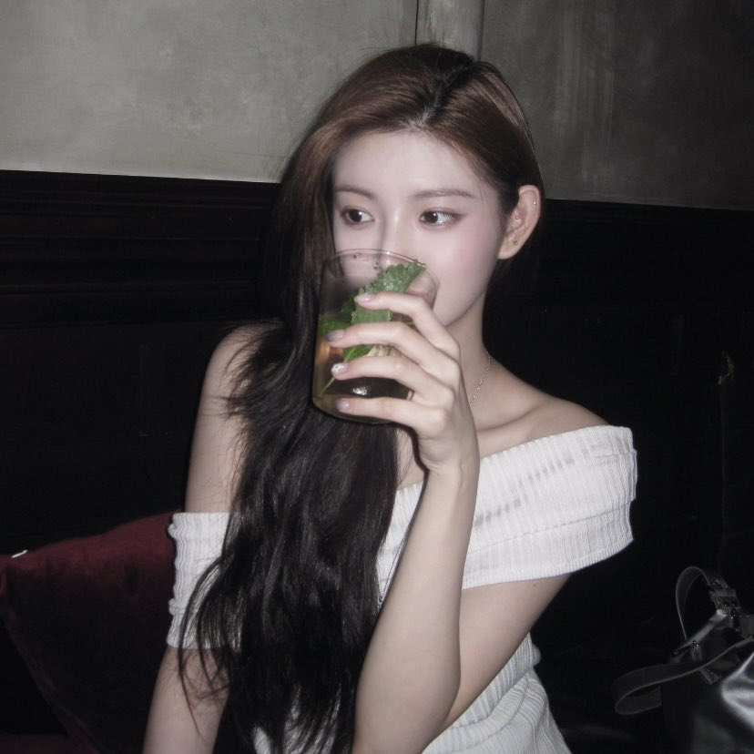 Latest photo of Yiren (EVERGLOW)