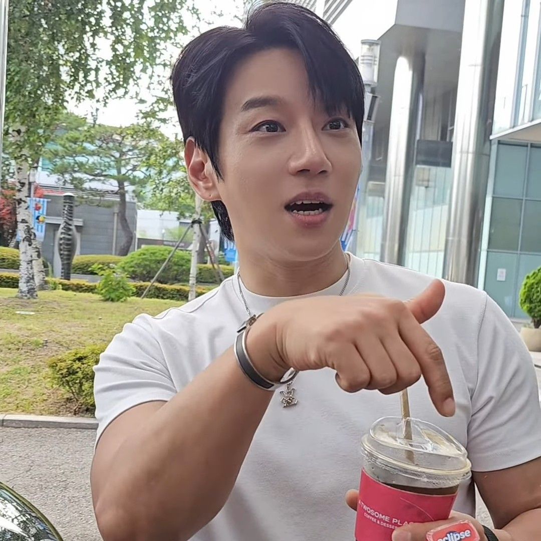 Behind-the-scenes cut of Hwang Chiyeol