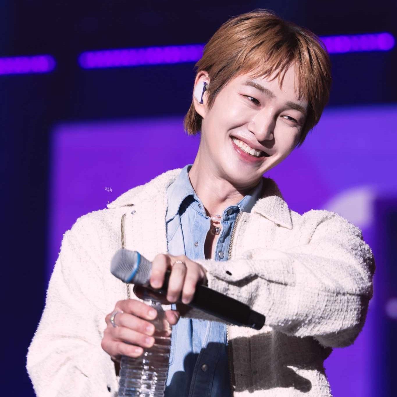 Behind-the-scenes cut of Onew (SHINee)