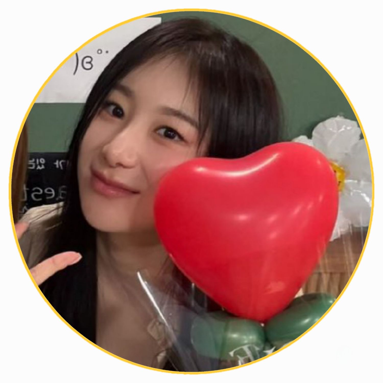 A moment captured by Lee Chaeyeon's fan