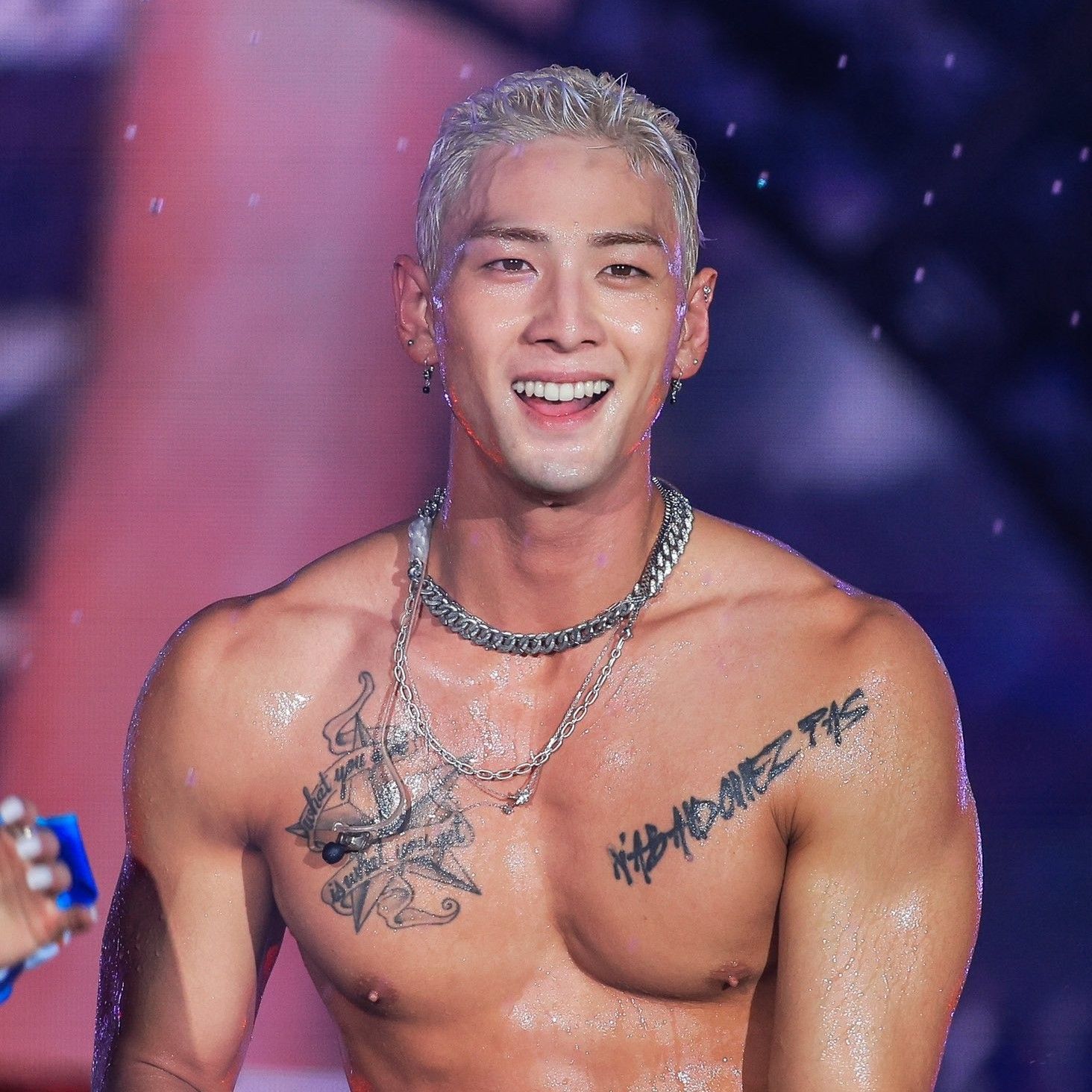 Behind-the-scenes cut of Baekho