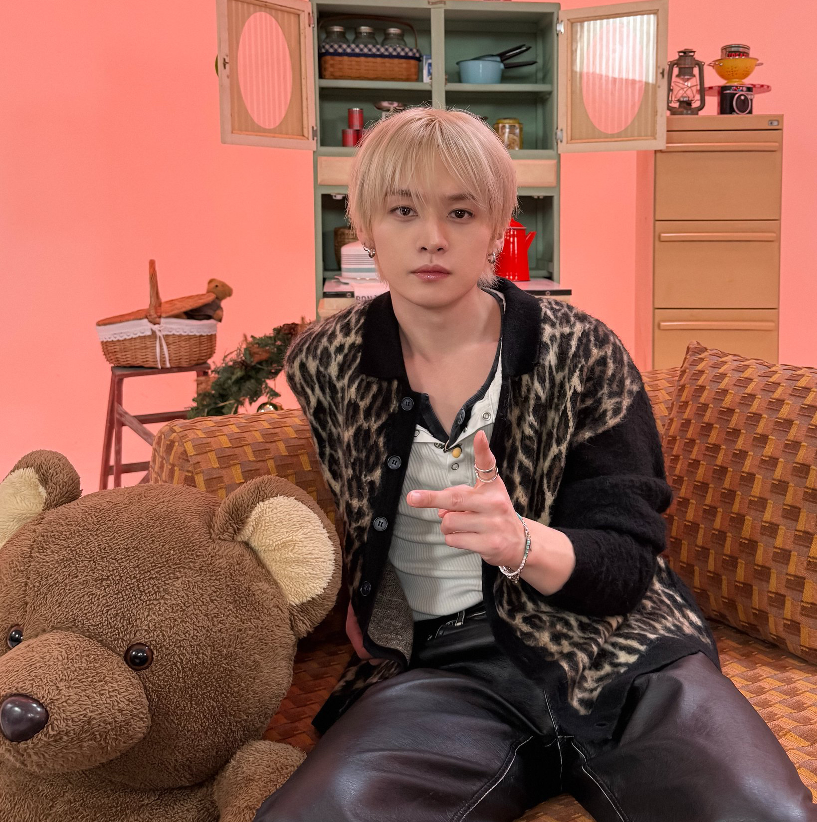 Behind-the-scenes cut of Lee Know (Stray Kids)