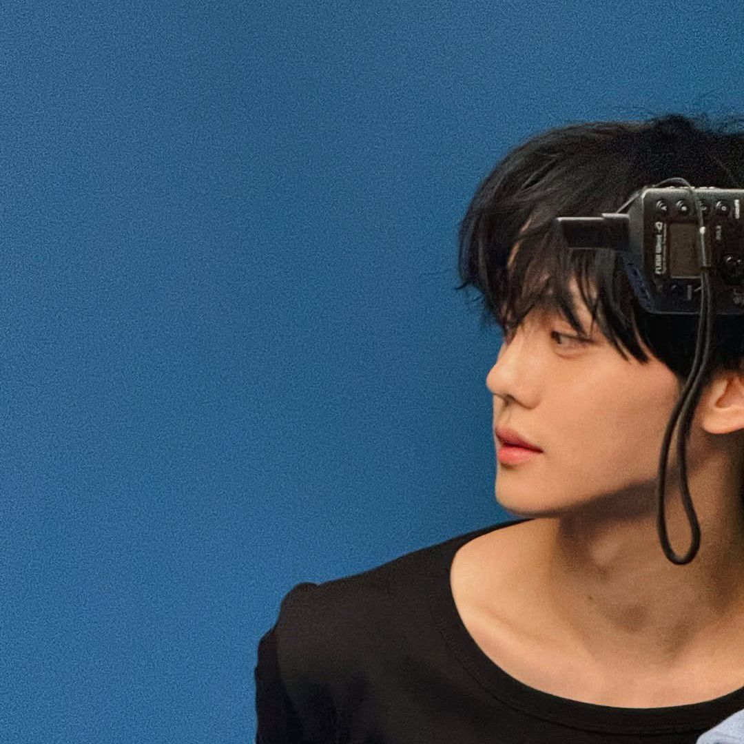 A moment captured by Kim Gyuvin (ZEROBASEONE)'s fan