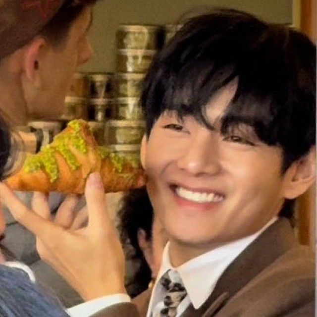 뷔 (방탄소년단)의 최신 사진