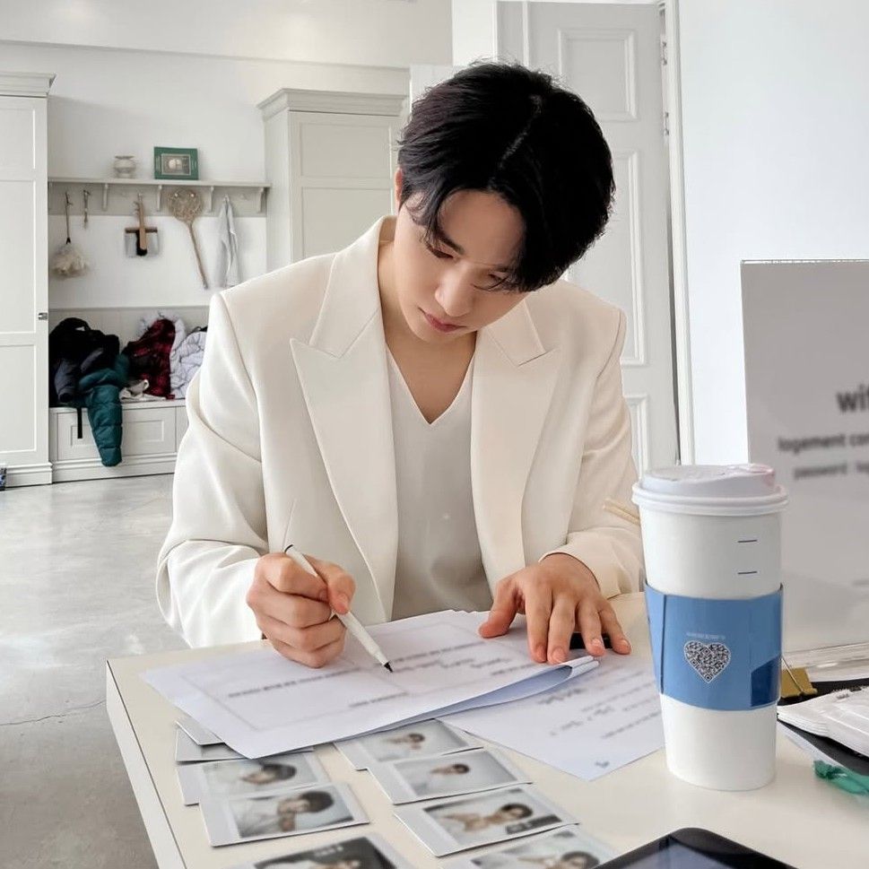 Behind-the-scenes cut of L (INFINITE)