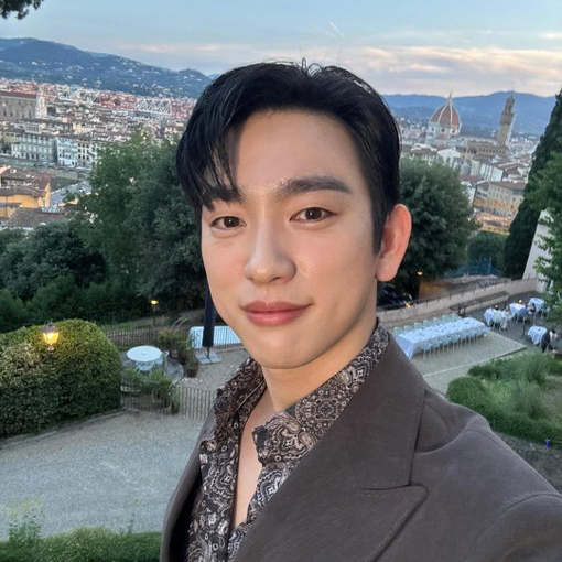 Behind-the-scenes cut of Jinyoung (GOT7)