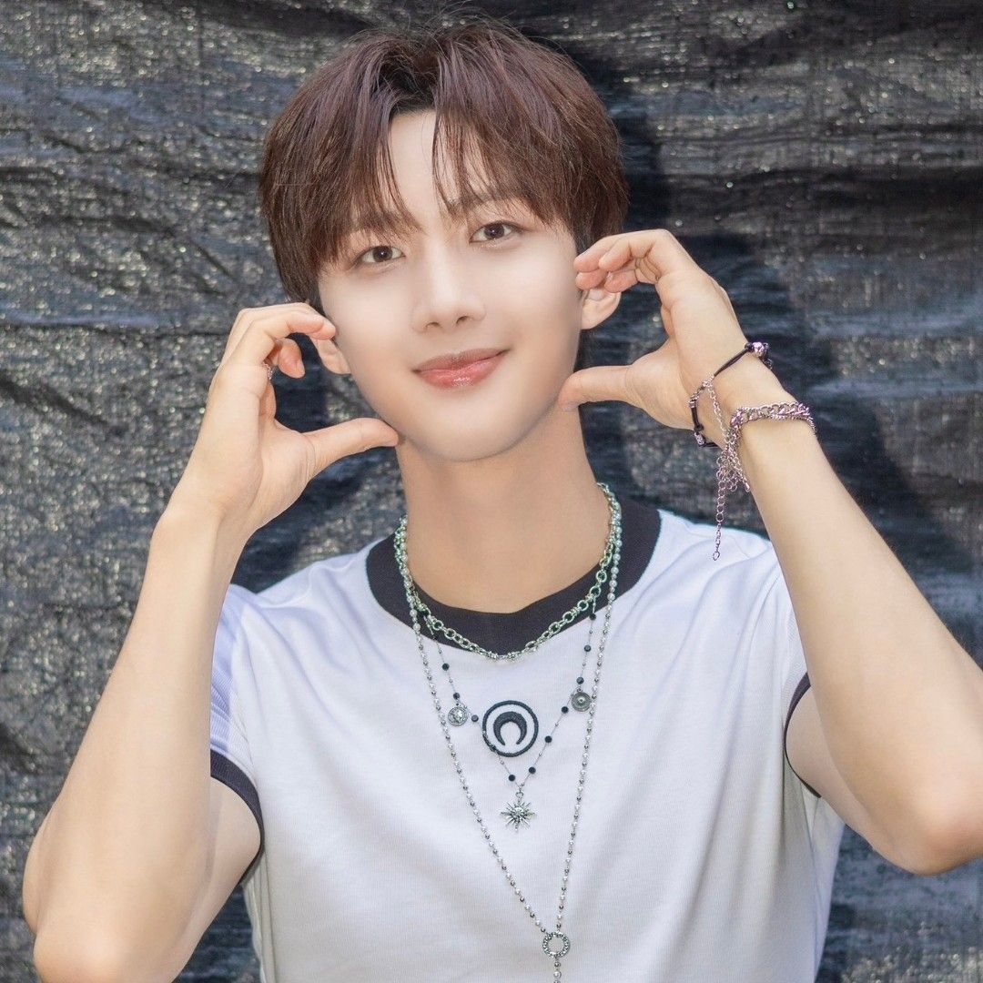 A moment captured by Hui (PENTAGON)'s fan