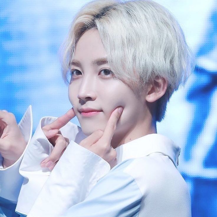 A moment captured by Jeonghan (SEVENTEEN)'s fan