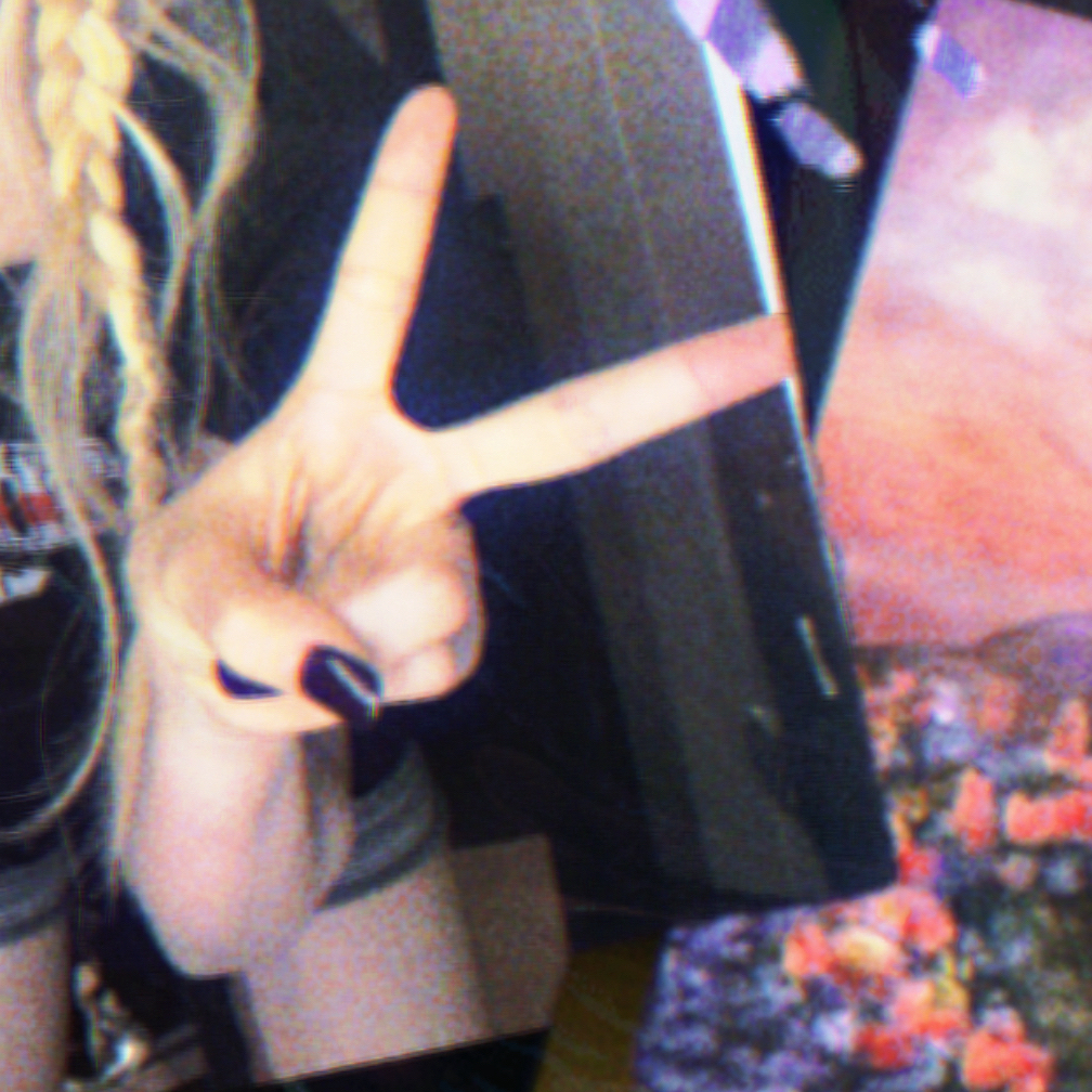 A moment captured by Mia (Baby DONT Cry)'s fan