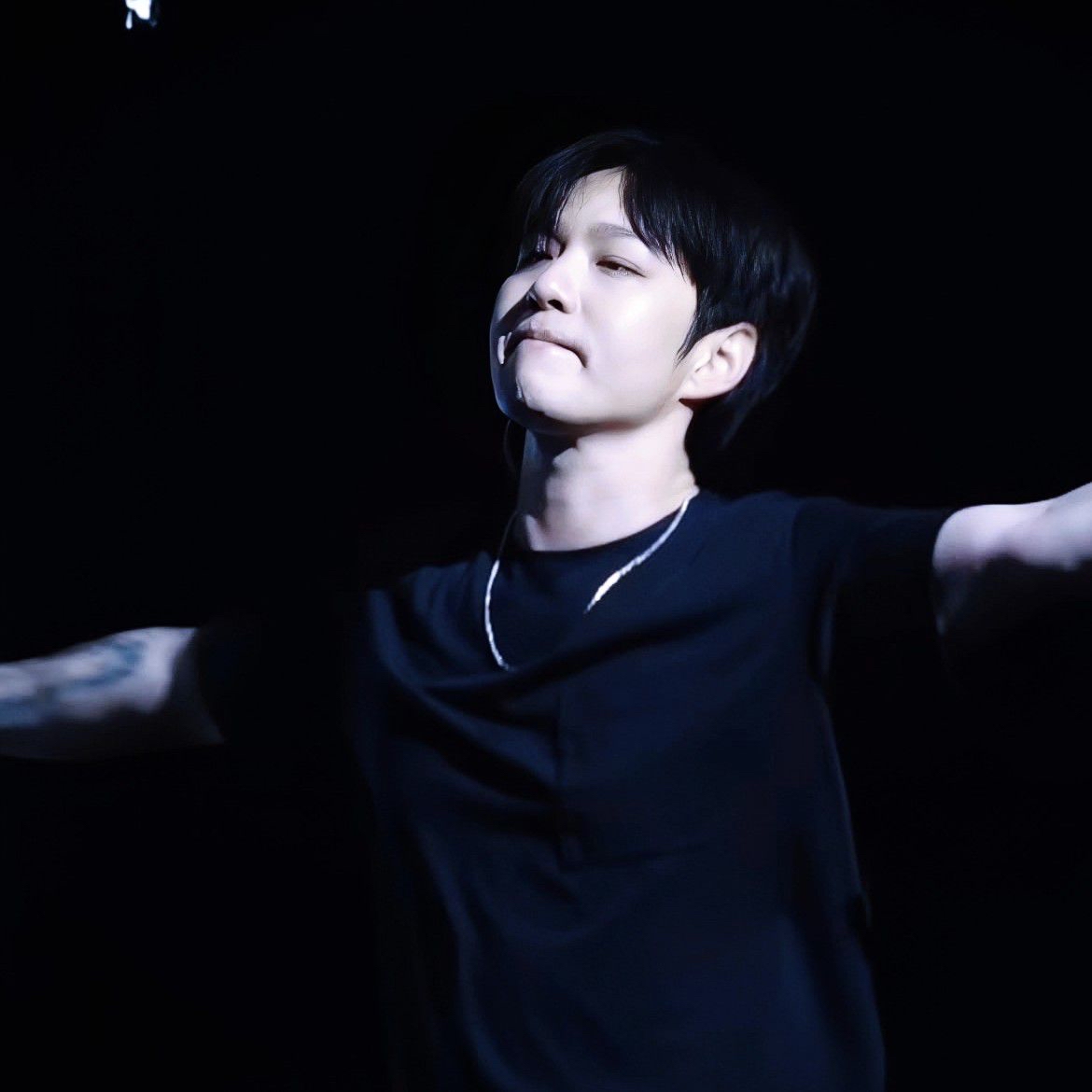Behind-the-scenes cut of Lee Changsub (BTOB)