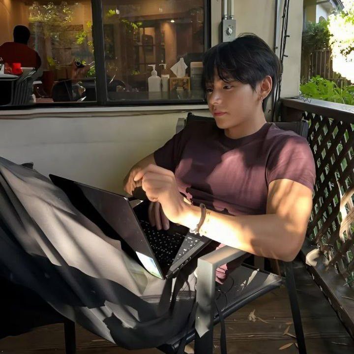 뷔 (방탄소년단)의 비하인드 컷