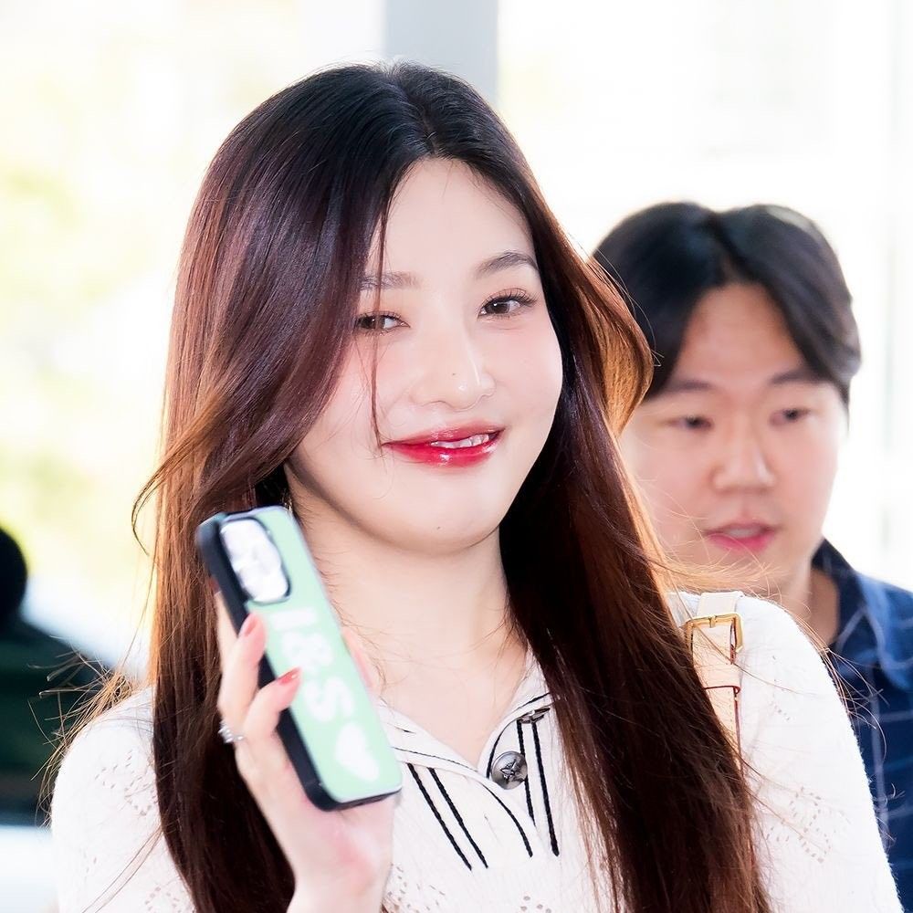 Recent activity shot of Joy (Red Velvet)