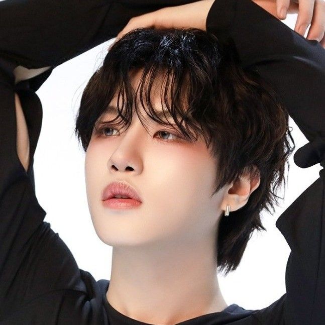 Behind-the-scenes cut of Huiwon (n.SSign)