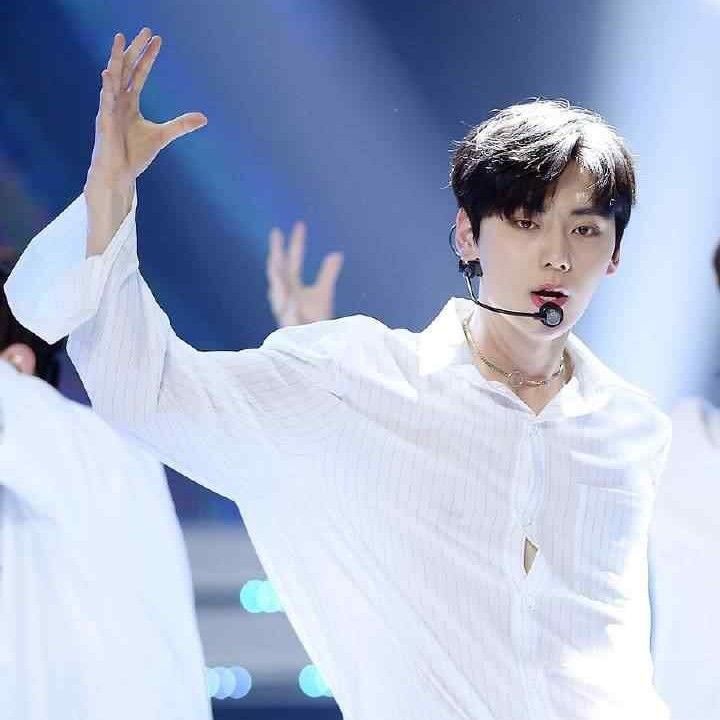 황민현 최근 활동샷