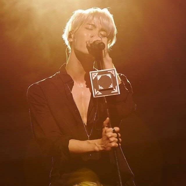 A moment captured by Jonghyun (SHINee)'s fan