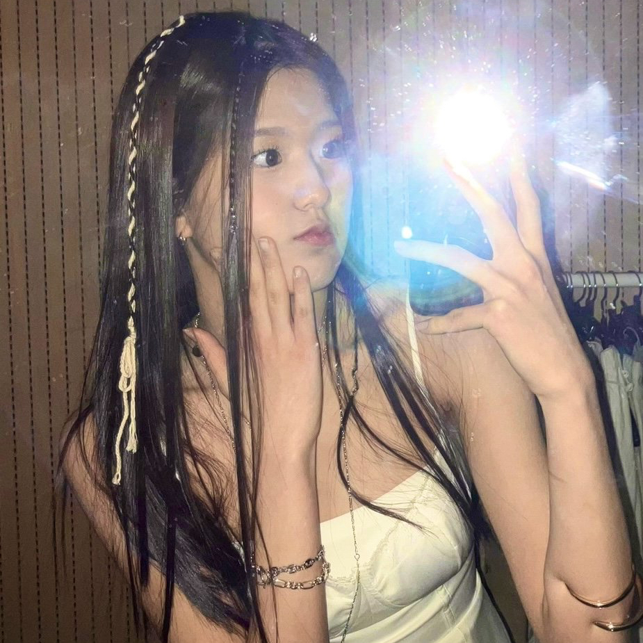 Behind-the-scenes cut of Yoon Jiyoon (izna)