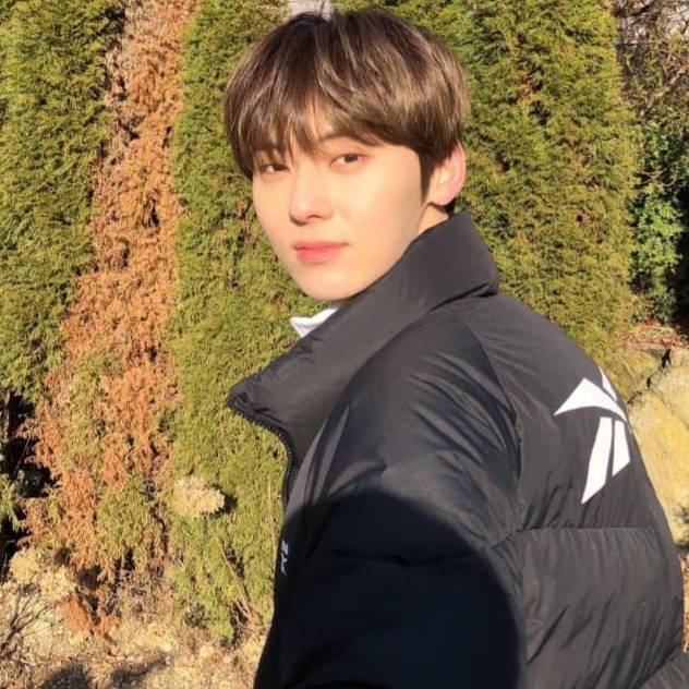 A moment captured by Hwang Minhyun's fan