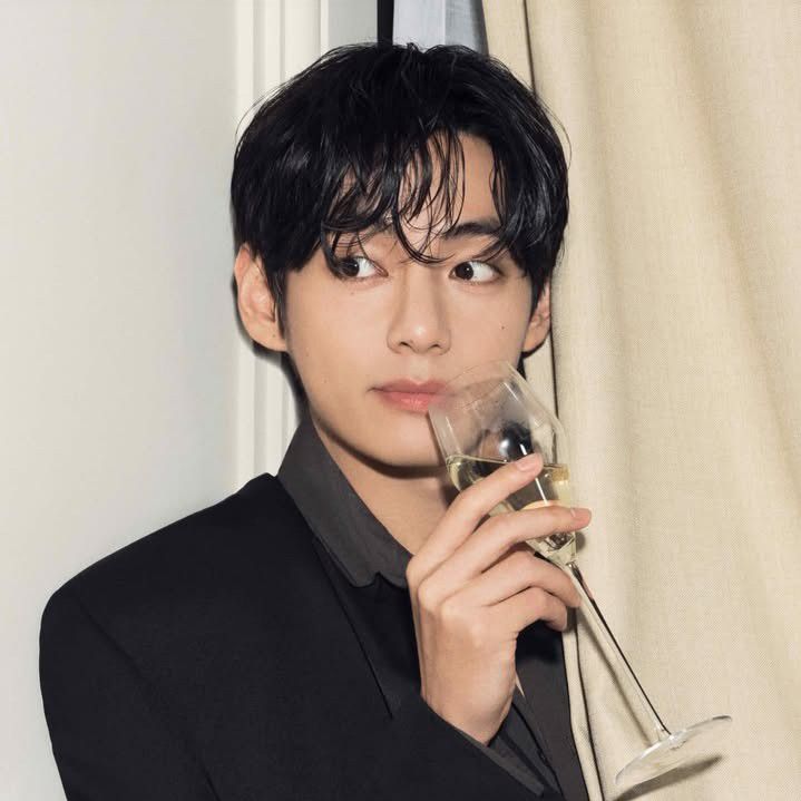 Latest photo of V (BTS)