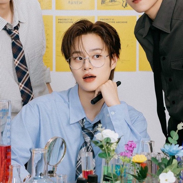 A moment captured by Lee Daehwi (AB6IX)'s fan