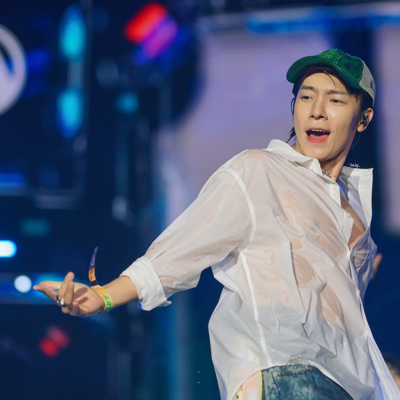 Behind-the-scenes cut of Donghae (Super Junior)