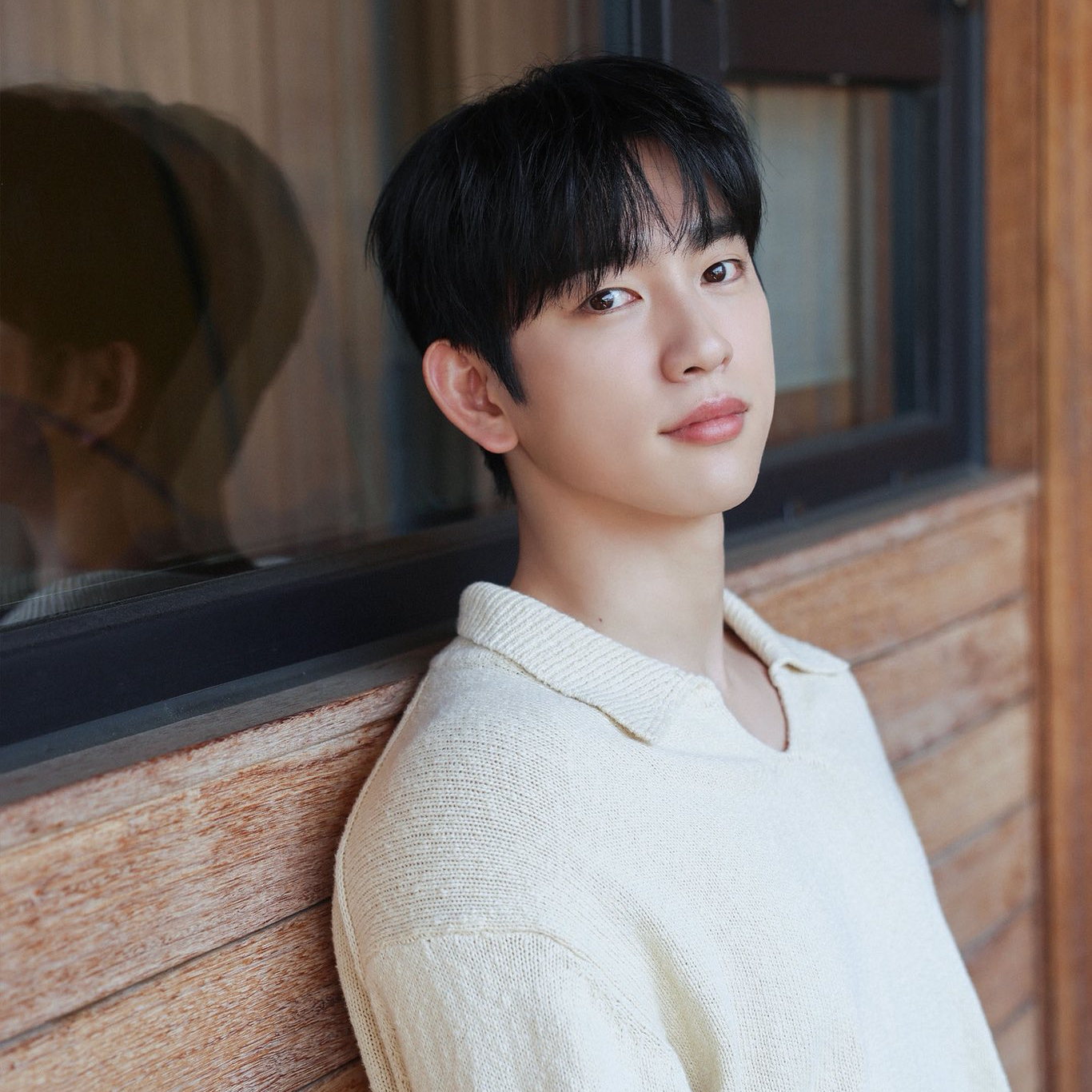 Behind-the-scenes cut of Jinyoung (GOT7)