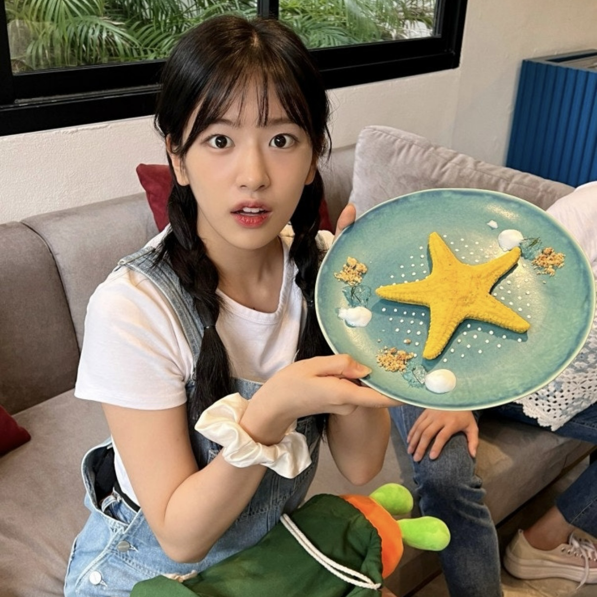 Behind-the-scenes cut of An Yujin (IVE)