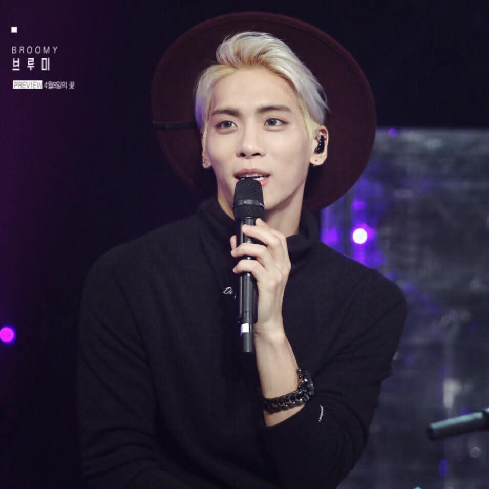 A moment captured by Jonghyun (SHINee)'s fan