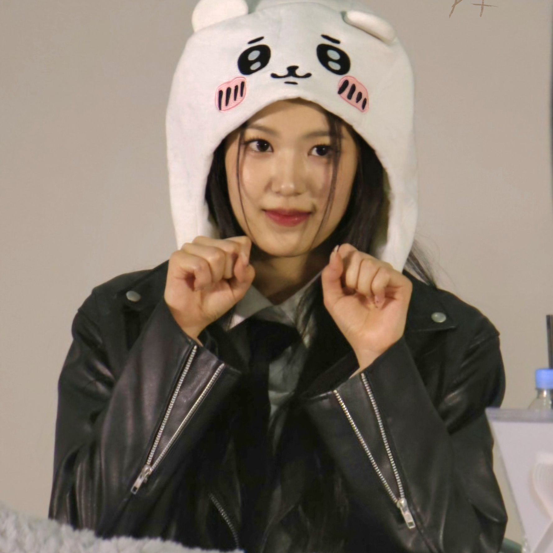 Behind-the-scenes cut of Yoon Jiyoon (izna)