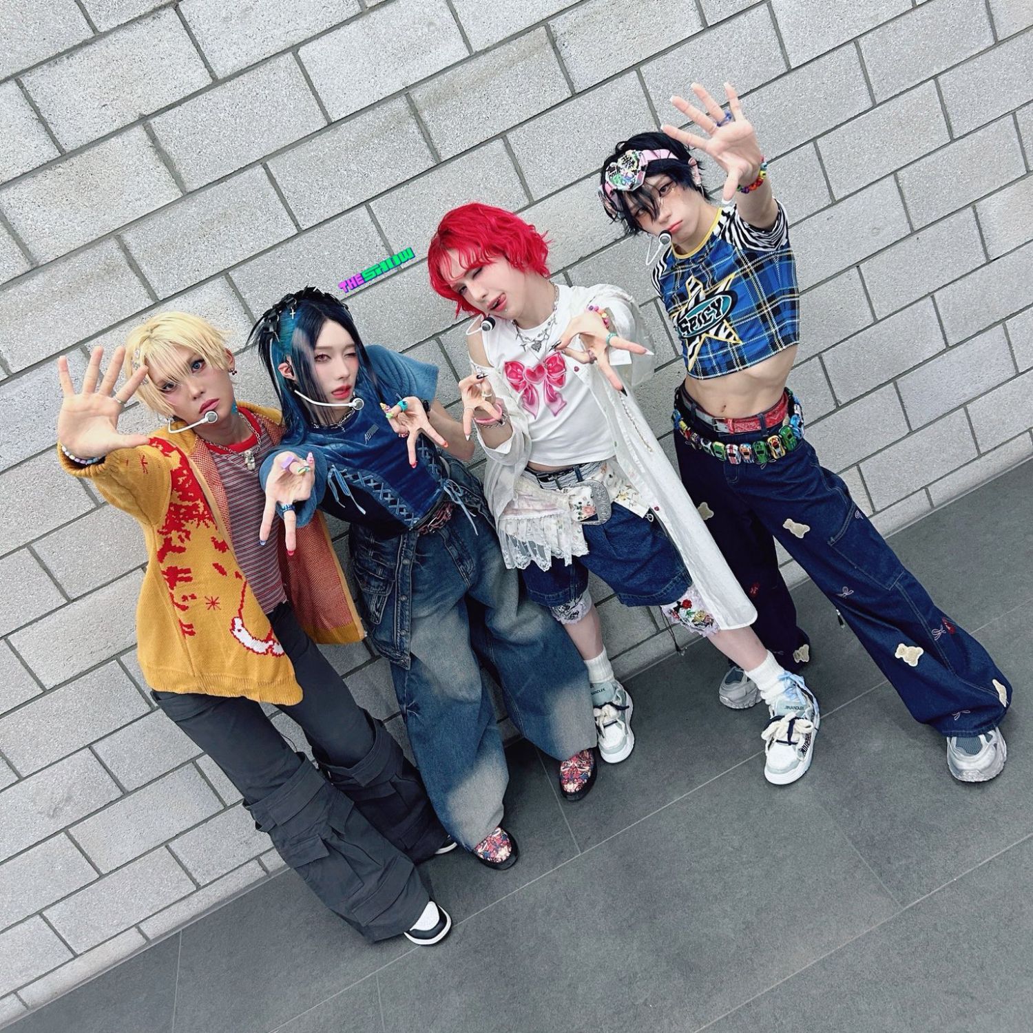 A moment captured by XLOV's fan