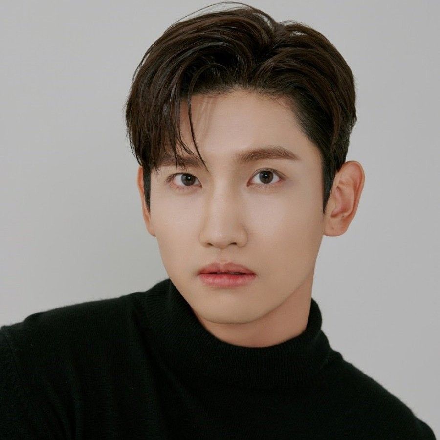 Behind-the-scenes cut of Max (TVXQ)