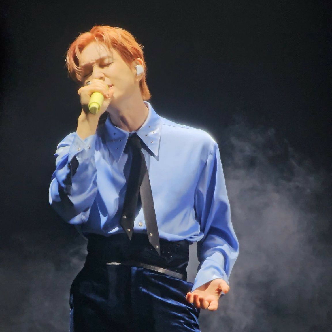 A moment captured by Onew (SHINee)'s fan