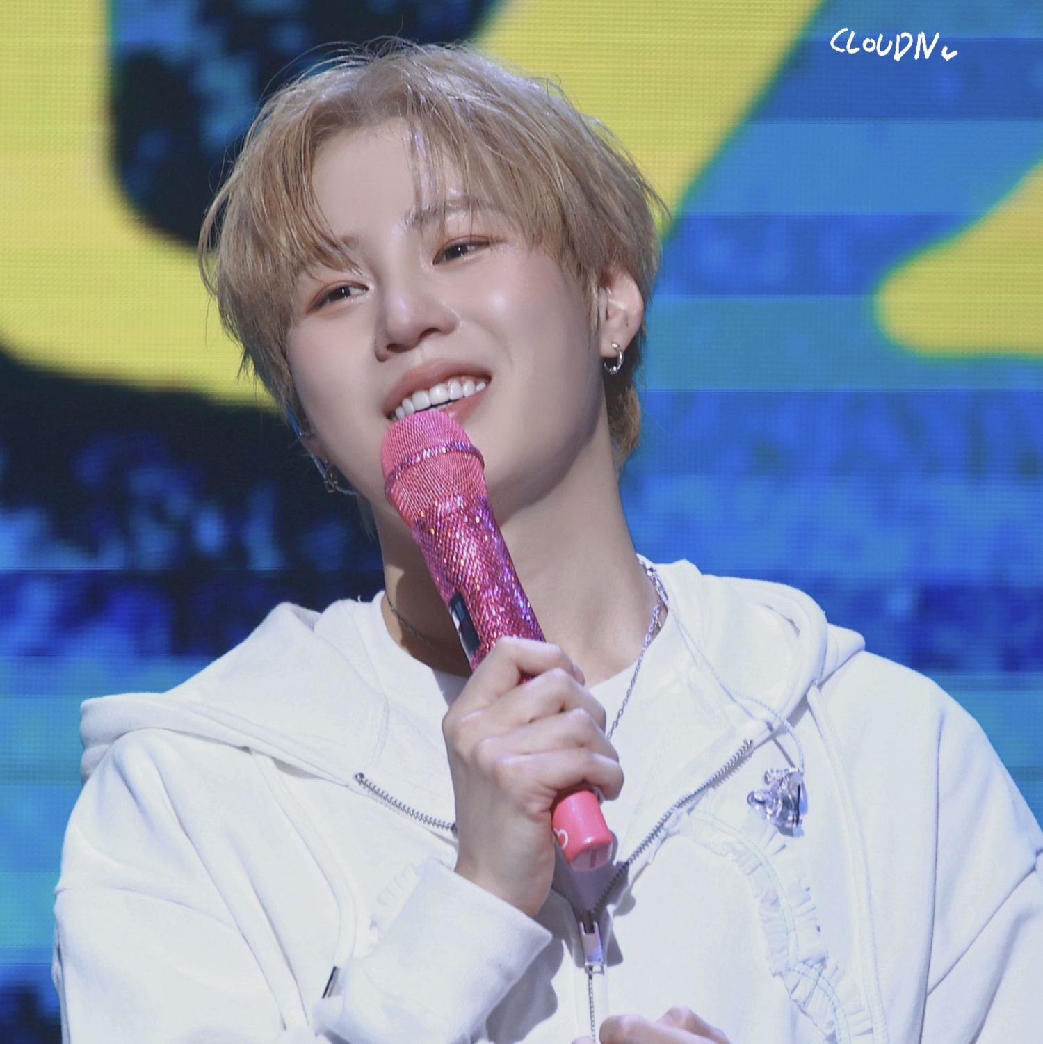 A moment captured by Ha Sungwoon's fan