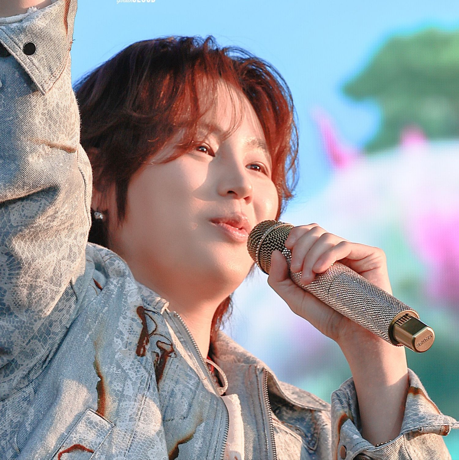 A moment captured by Ha Sungwoon's fan