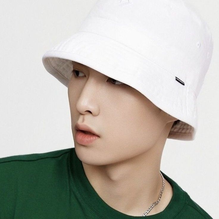 Behind-the-scenes cut of Lay (EXO)