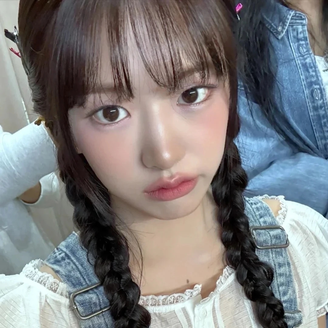 Recent activity shot of An Yujin (IVE)