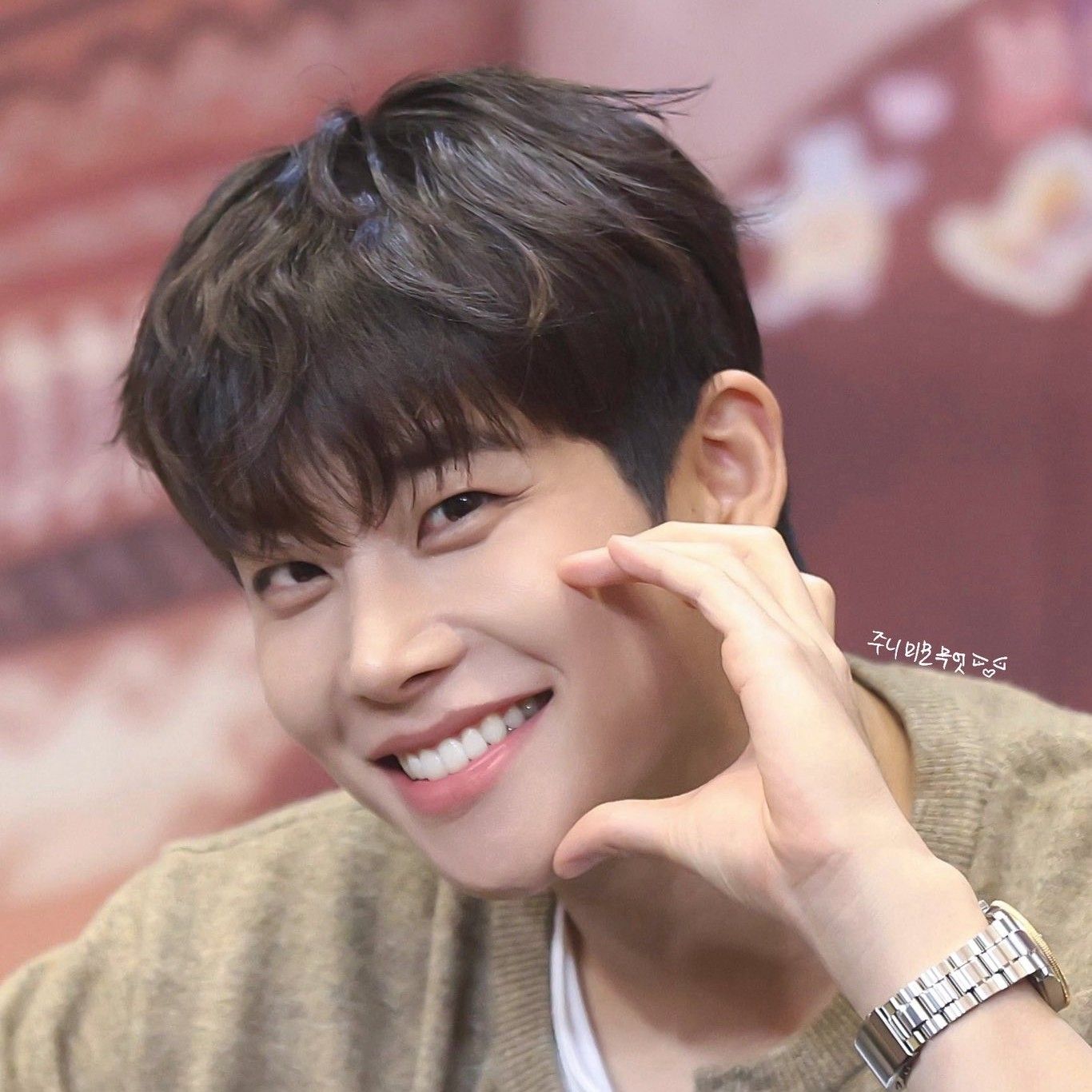 A moment captured by MJ (ASTRO)'s fan